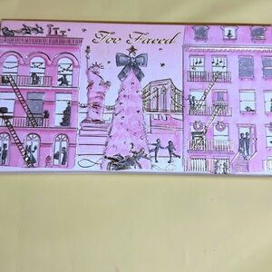 Too Faced Christmas Around The World Palette (8.4g / 0.29oz)